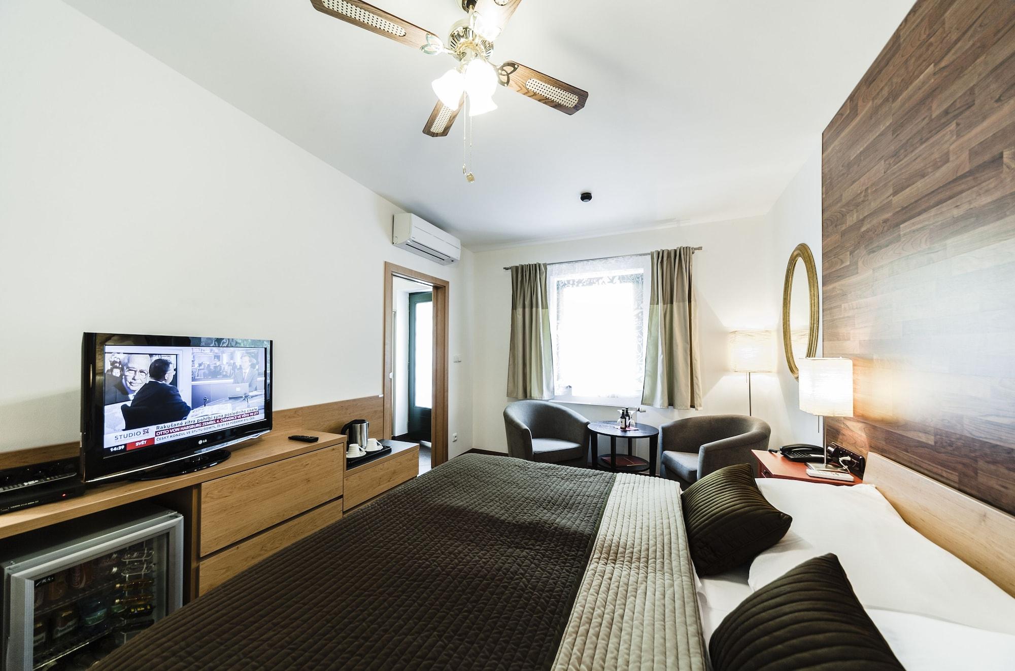 Archibald At The Charles Bridge Hotel Prague Ngoại thất bức ảnh