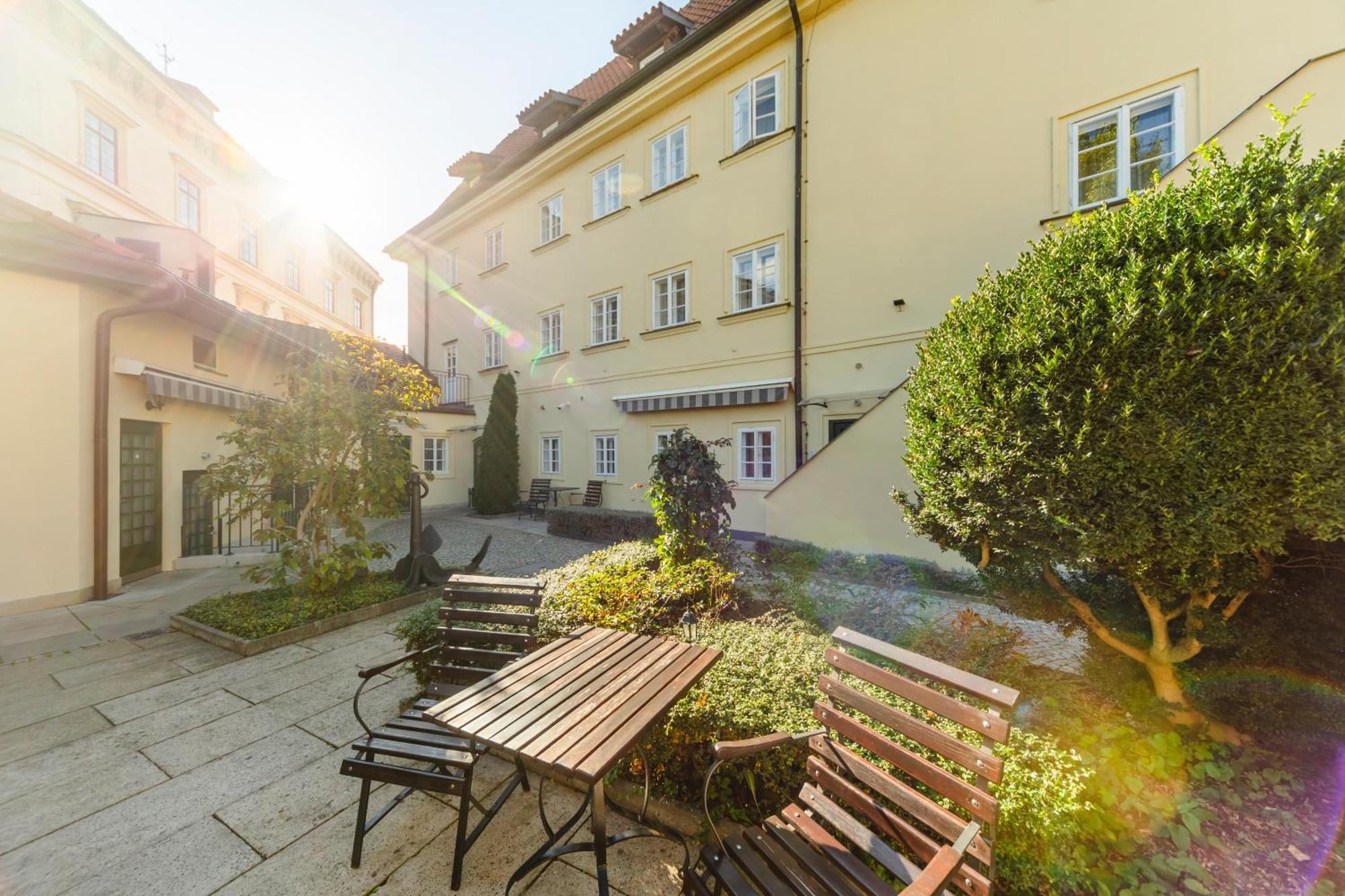 Archibald At The Charles Bridge Hotel Prague Ngoại thất bức ảnh