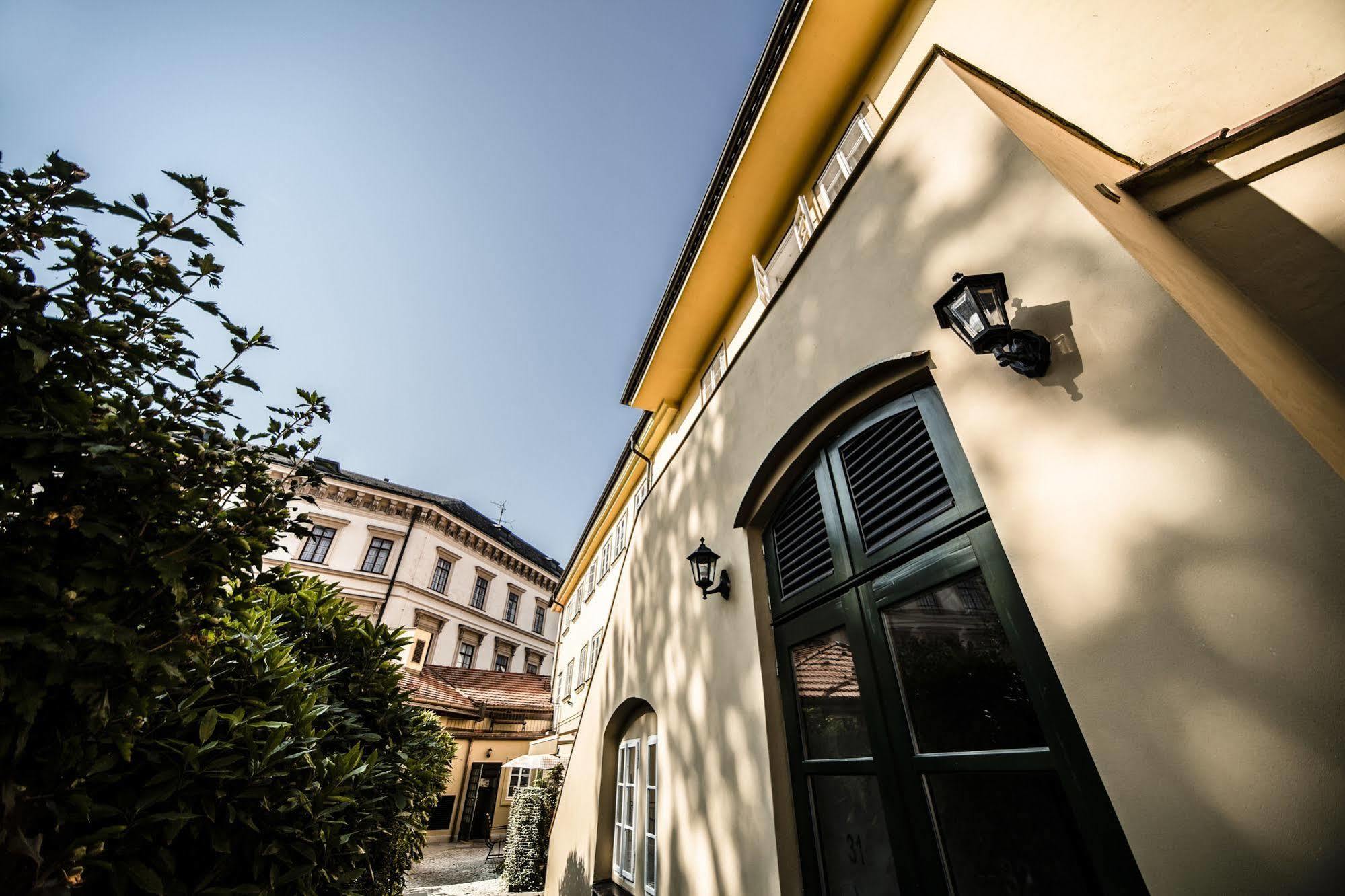 Archibald At The Charles Bridge Hotel Prague Ngoại thất bức ảnh